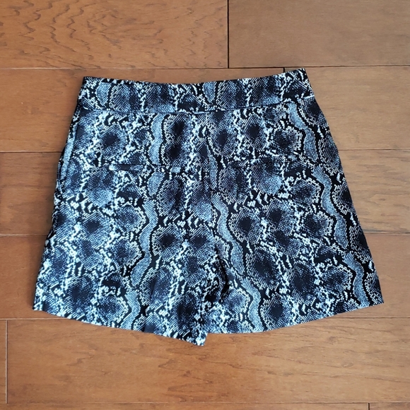 H&M Snakeskin Print Short - Picture 3 of 4